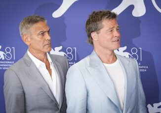 Mostra del cinema Clooney e Pitt a Venezia Maxi stipendio per Wolfs e una fake news