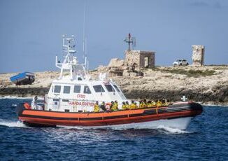 Naufragio a largo di Lampedusa barca si ribalta 21 dispersi anche 3 bimbi