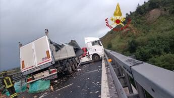 Roma tir perde controllo sulla A1 chiusa autostrada