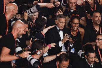 Venezia 81 George Clooney si improvvisa fotografo sul red carpet Video