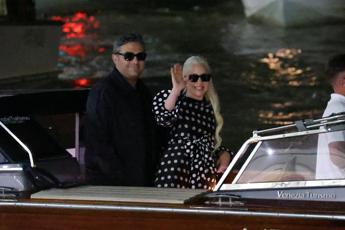 Venezia 81 Lady Gaga innamoratissima larrivo con il futuro marito Michael Polansky