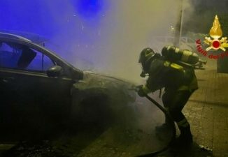 auto in fiamme a cagliari