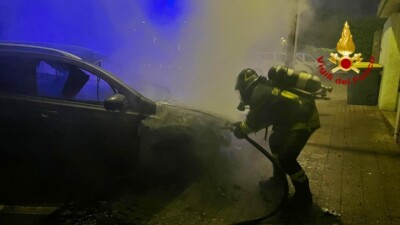 auto in fiamme a cagliari