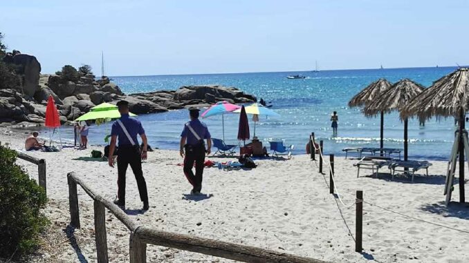 carabinieri in spiaggia