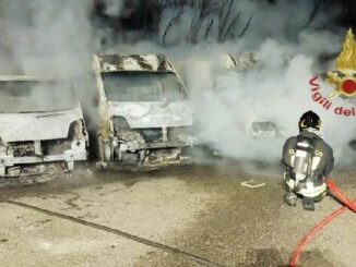 Incendio furgoni a Sestu