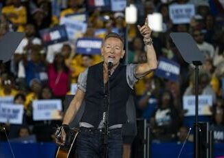 Bruce Springsteen sul palco per Kamala Harris Trump corre per diventare tiranno Video