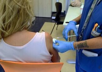 Covid due vaccini meglio di uno Usa consigliano doppia dose per evitare ricoveri