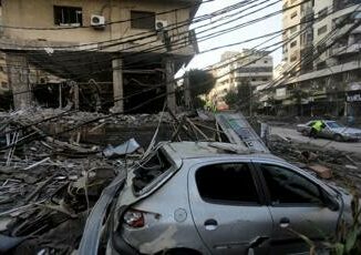 Israele bombarda Beirut nuovi avvisi di evacuazione per il sud del Libano