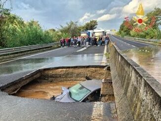 Maltempo Calabria auto in un cratere a Lamezia Terme passeggeri in salvo