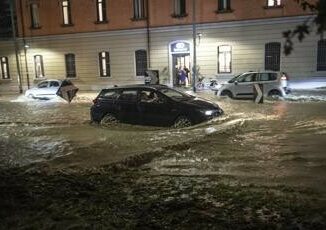 Maltempo sullItalia allagamenti da Nord a Sud a Bologna esonda il Ravone