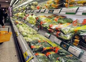 Rifiuti plastica non necessaria in quasi meta alimentari supermercati