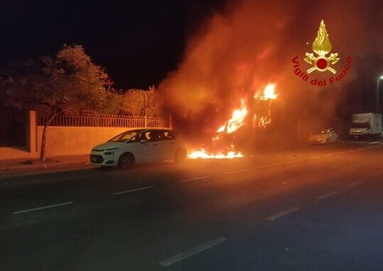 incendio autofurgoni a Cagliari