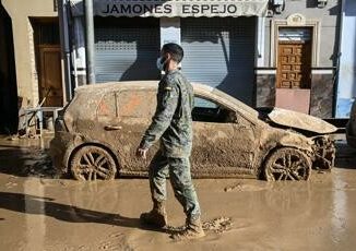 Alluvione Spagna 213 morti. Il parcheggio di Valencia sommerso E un cimitero