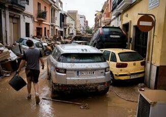 Alluvione Spagna continua allerta meteo. La rabbia di Valencia contro re Felipe e Sanchez