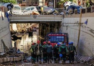 Alluvione in Spagna donna salvata dopo tre giorni in auto Video