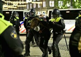 Amsterdam nuova notte di disordini centinaia di arresti