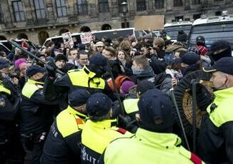 Amsterdam scontri con la polizia al corteo pro Palestina almeno 100 arresti