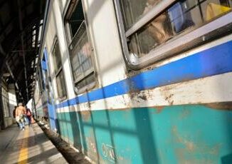 Capotreno presa a schiaffi da passeggero sorpreso a fumare nel treno