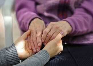 Caregiver quasi il 70 dei lavoratori italiani ha un carico di cura