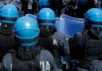 Doppia manifestazione a Bologna scontri tra polizia e collettivi