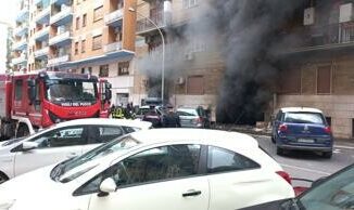 Incendio in garage condominiale a Roma palazzo evacuato e intossicata unanziana