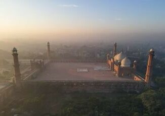 Lahore soffoca smog a livelli record