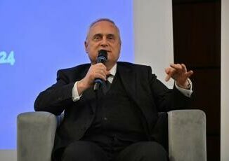 Lotito contro sindaca di Amsterdam Leso onore Lazio risarcite i tifosi