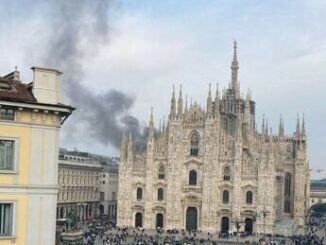 Milano incendio in parcheggio sotterraneo nel centro fumo in Duomo