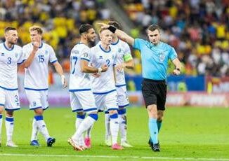 Polemiche in Romania Kosovo cori pro Serbia i calciatori ospiti lasciano il campo Video