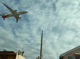 Problemi al motore con esplosioni aereo costretto a riatterrare a Fiumicino GUARDA IL VIDEO