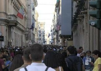 Roma cade pezzo cornicione da chiesa in via del Corso 51enne ferito