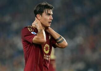 Roma caos allenatore. Dybala in vacanza in Toscana