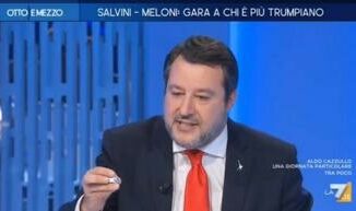 Salvini regala un Bacio a Lilli Gruber E la giornata della gentilezza Video