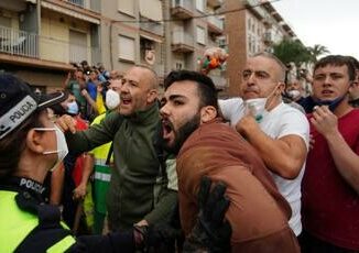 Sanchez visita dopo alluvione Valencia insulti e oggetti premier va via Video