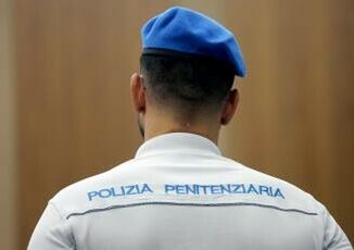 Trapani violenze e abusi in carcere arrestati 11 poliziotti penitenziari e 14 sospesi