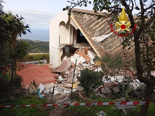 esplosione palazzina a Trinità d' Agultu